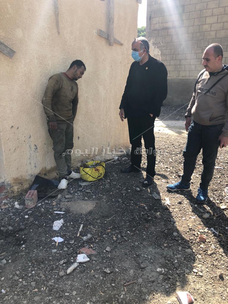 حي الدقي يضظبط عاطلا يسرق الكابلات النحاسية