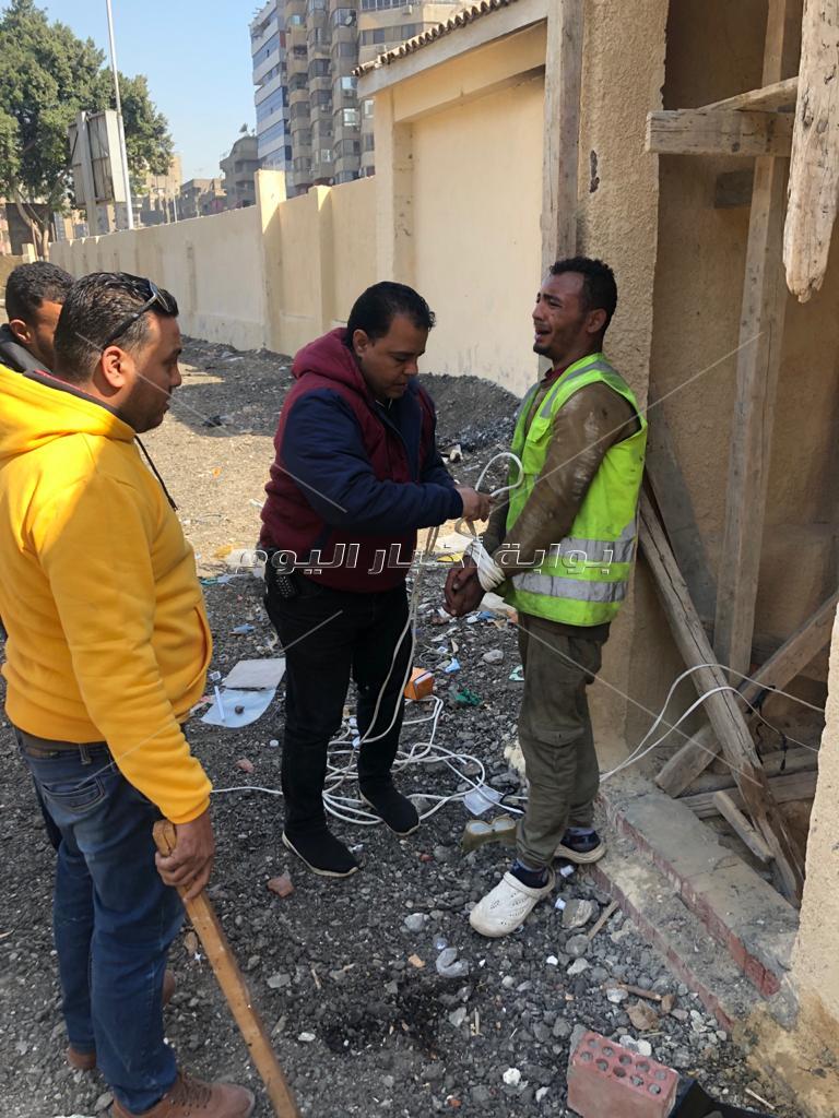 حي الدقي يضظبط عاطلا يسرق الكابلات النحاسية