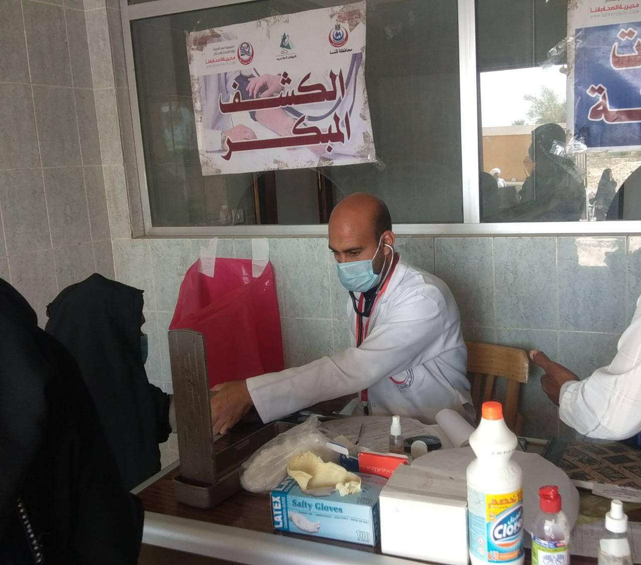 علاج  754 مواطن فى قافلة طبية مجانية بنقادة في قنا