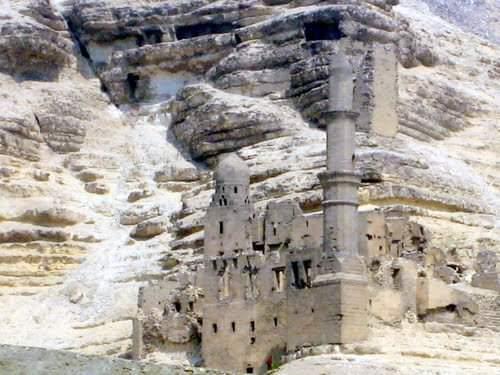 20 صورة تحكي عن مسجد «شاهين الخلوتي» المنحوت في الجبل 