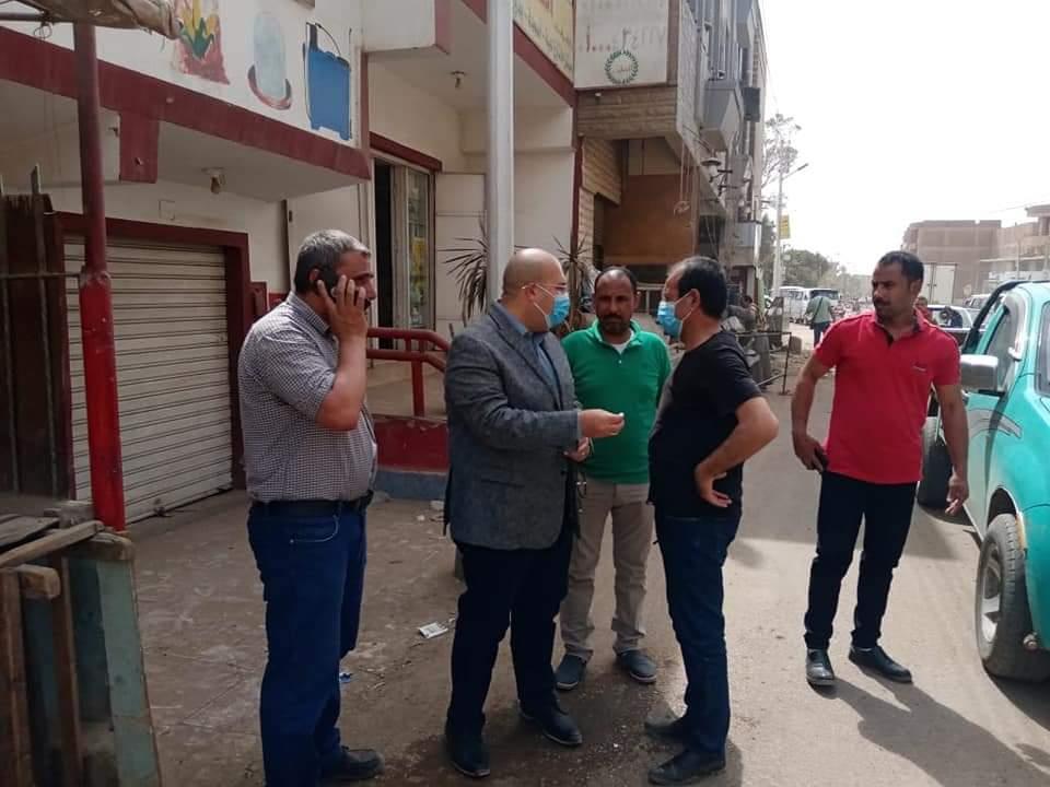 نائب محافظ الجيزة يتفقد مشروعات الرصف بطرق آثار سقارة السياحي والمريوطية الغربي وميت رهينة بالبدرشين