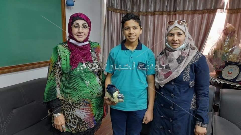 تكريم طالب اعدادي المدارس الخاصة بالمنيا لاختراعه الحذاء الذكي للمكفوفين 