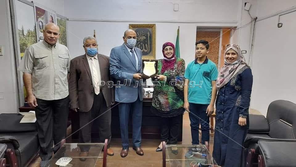 تكريم طالب اعدادي المدارس الخاصة بالمنيا لاختراعه الحذاء الذكي للمكفوفين 