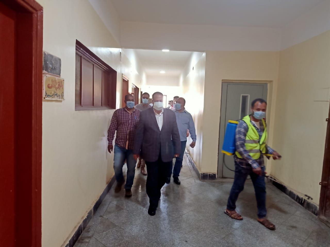 محافظ أسيوط يعلن استمرار حملات تطهير وتعقيم المنشأت الخدمية والحيوية 