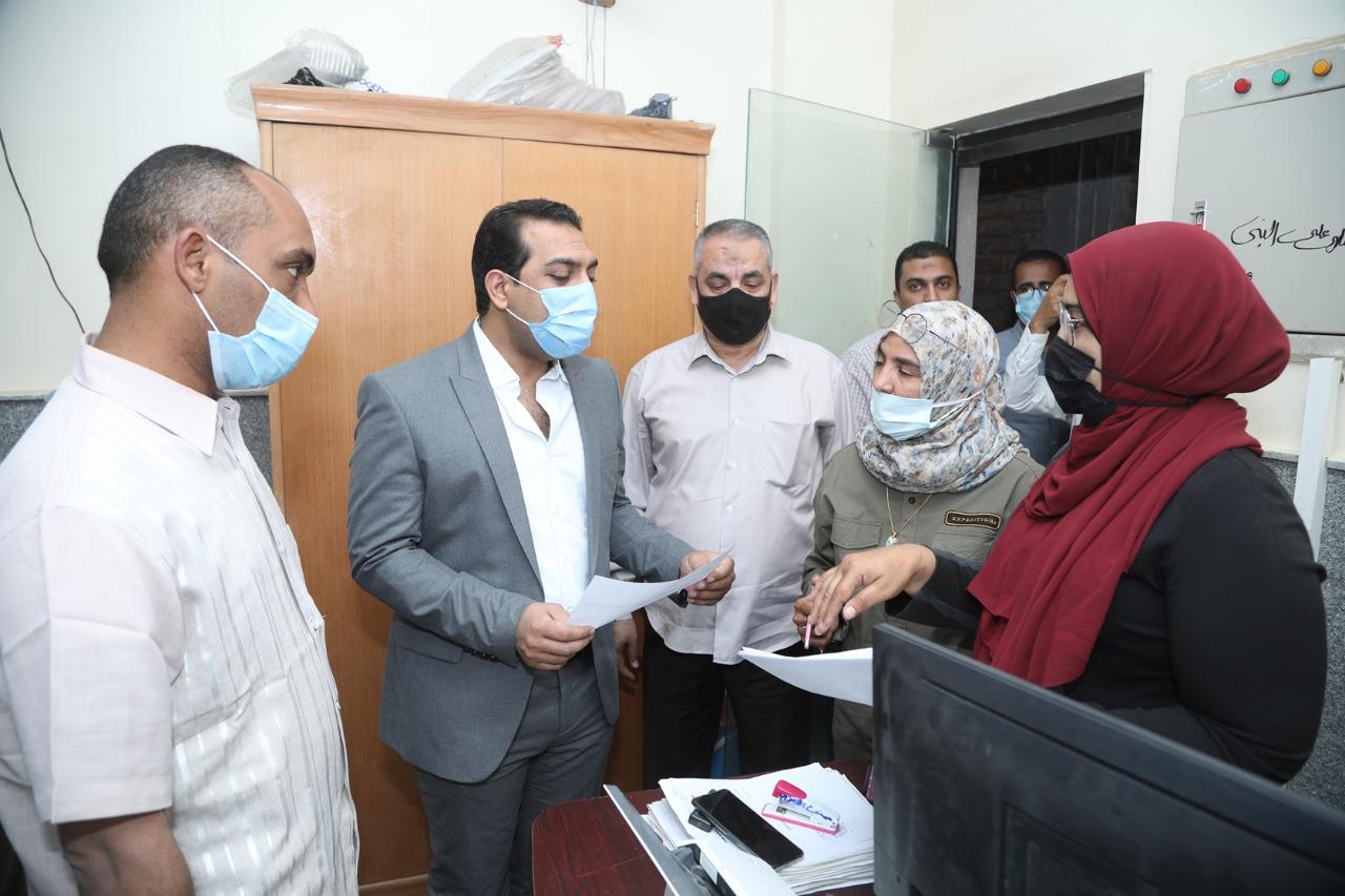 نائب محافظ قنا يتفقد المركز التكنولوجي بنقادة استعدادا لتطبيق منظومة التراخيص الجديدة