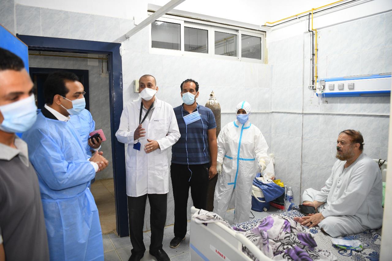 نائب محافظ قنا يؤكد على توافر الأكسجين والأدوية بمستشفى حميات نجع حمادي