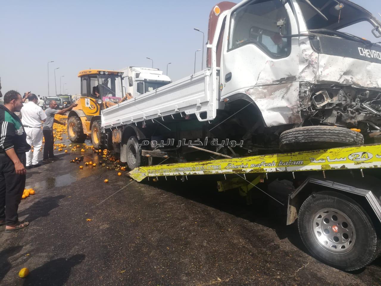رفع أثار حادث انقلاب «سيارة فاكهة» من الطريق الزراعي بالقليوبية
