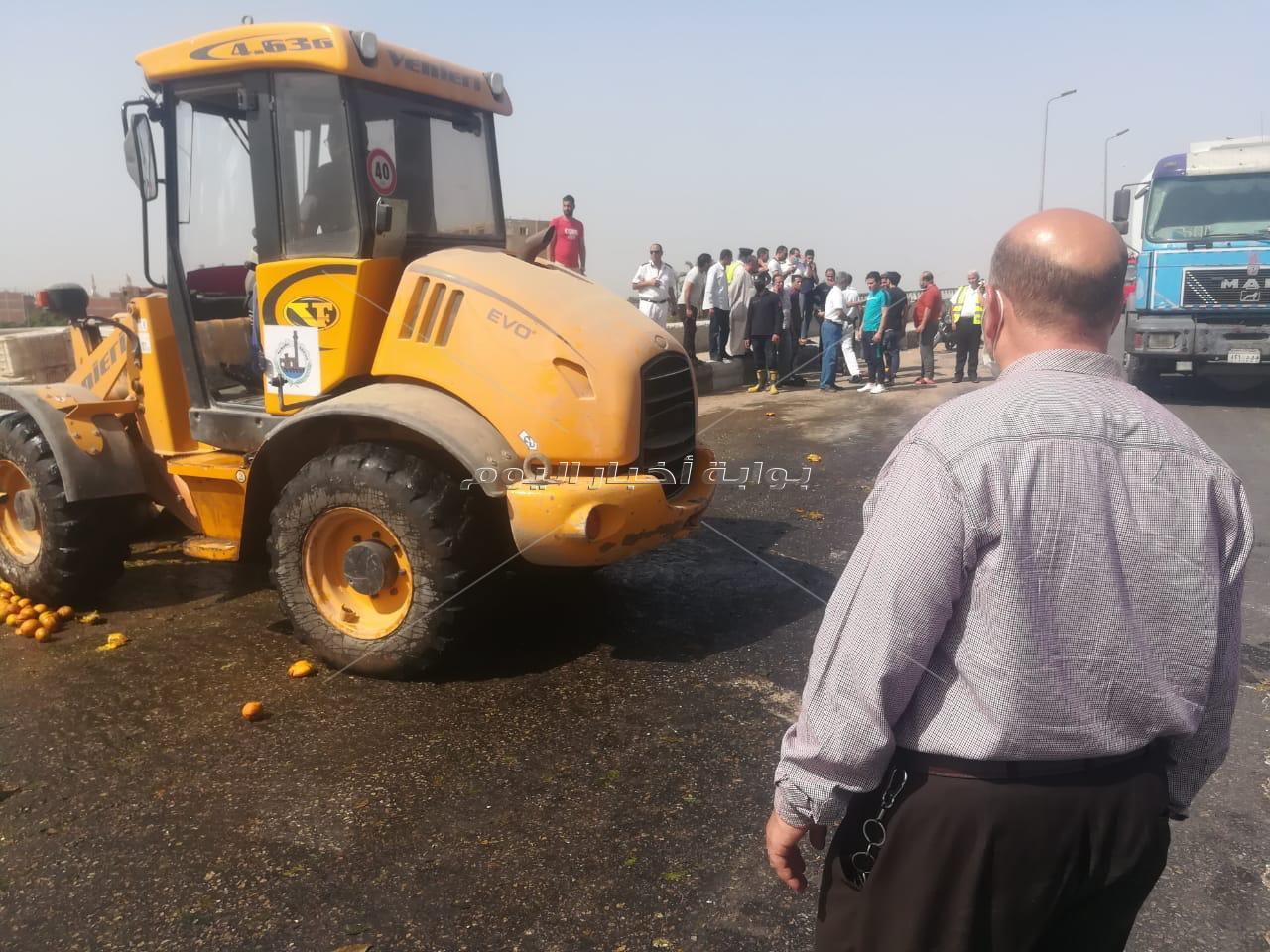 رفع أثار حادث انقلاب «سيارة فاكهة» من الطريق الزراعي بالقليوبية