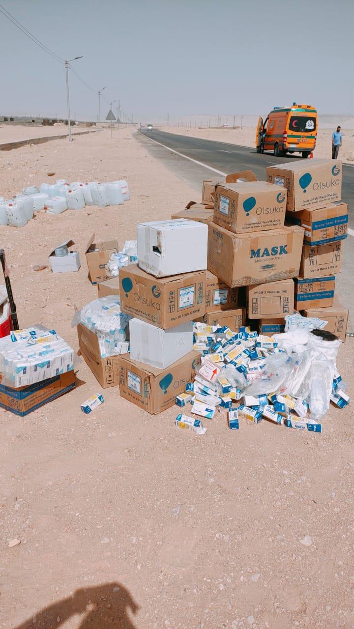 صور | بسبب حرارة الجو.. السيطرة على حريق سيارة أدوية مخصصة لمستشفى نجع حمادي العام