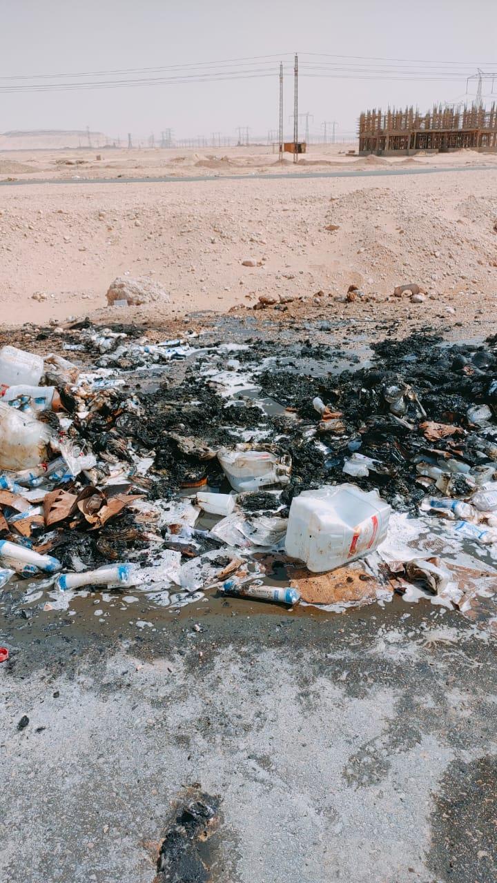 صور | بسبب حرارة الجو.. السيطرة على حريق سيارة أدوية مخصصة لمستشفى نجع حمادي العام