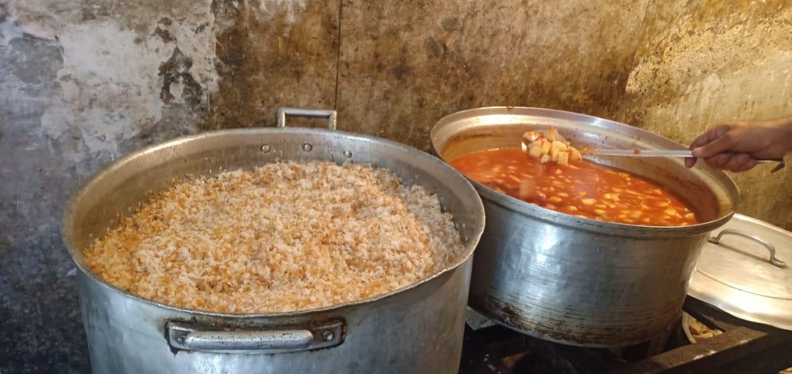 كواليس "طباخين الخير " في إعداد وجبات الإفطار 