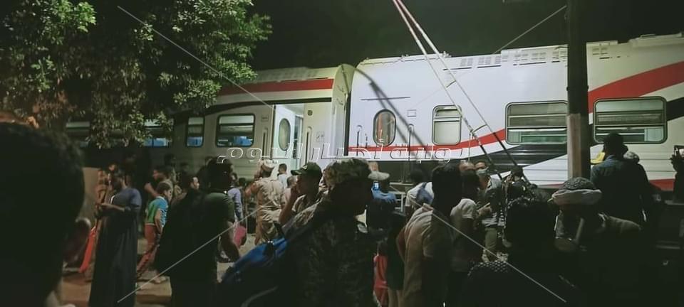 ننفرد بصور خروج قطار القاهرة اسوان عن قطبان السكة الحديد بالعياط 