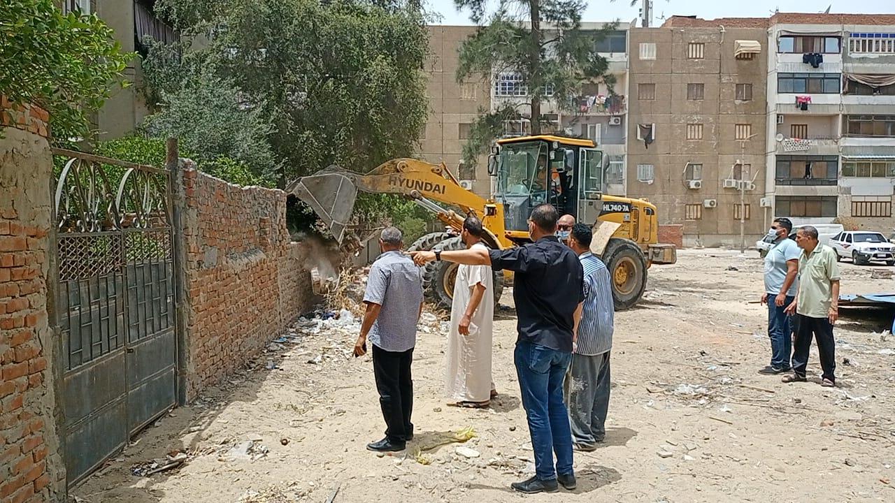 إزالة التعديات على أراضى الدولة بحى ثالث الإسماعيلية 