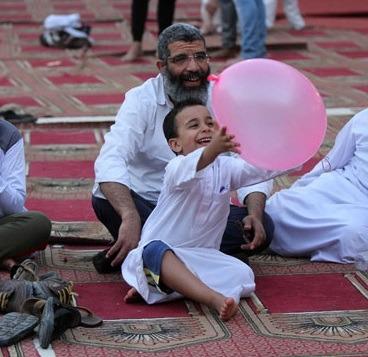أهالى الغربية يفترشون ساحات المساجد 