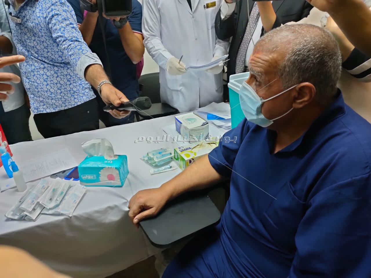 الصور الأولي للحظة تطعيم السجناء بلقاح كورونا