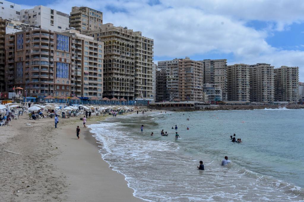 محافظ الإسكندرية يتفقد الشواطئ 