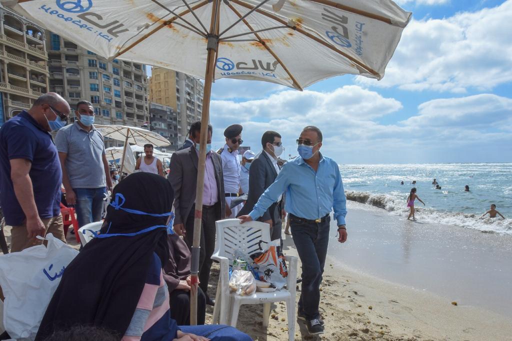 محافظ الإسكندرية يتفقد الشواطئ 