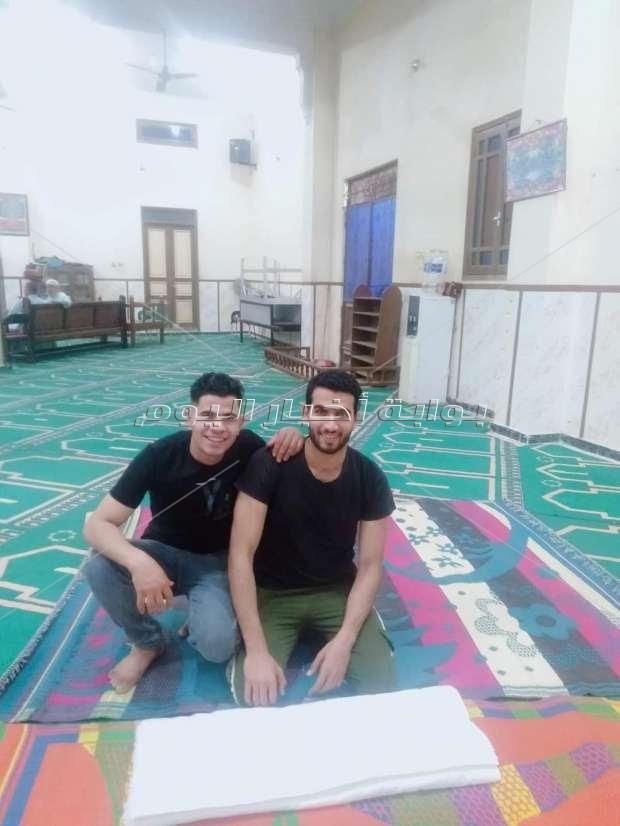 شاب يضع صديقة في كفن في مسجد بالمنيا