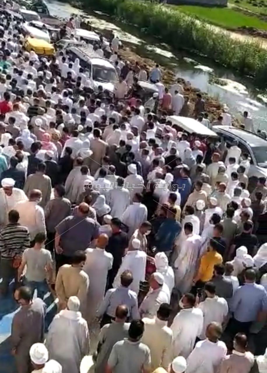 الألاف من أهالى أبو المطامير بالبحيرة يشيعون جثمان الدكتور أمير غيث شهيد كورونا.