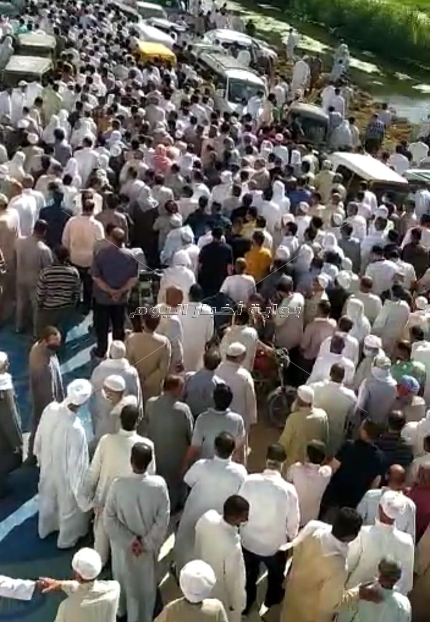 الألاف من أهالى أبو المطامير بالبحيرة يشيعون جثمان الدكتور أمير غيث شهيد كورونا.