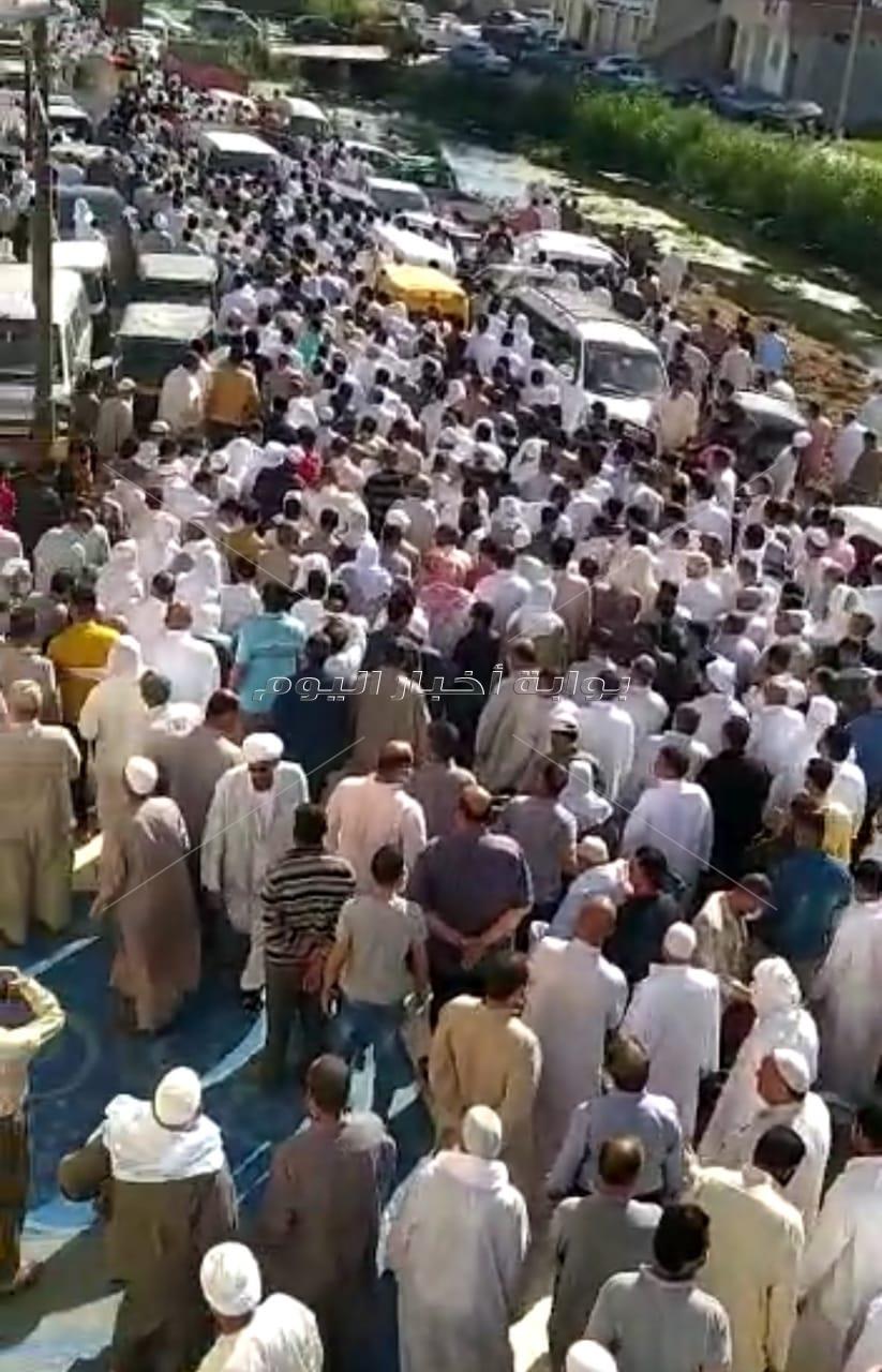 الألاف من أهالى أبو المطامير بالبحيرة يشيعون جثمان الدكتور أمير غيث شهيد كورونا.