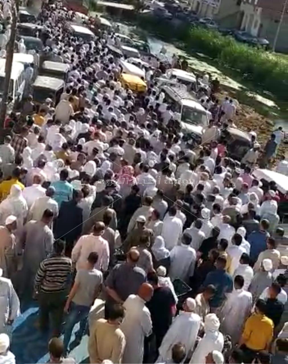 الألاف من أهالى أبو المطامير بالبحيرة يشيعون جثمان الدكتور أمير غيث شهيد كورونا.