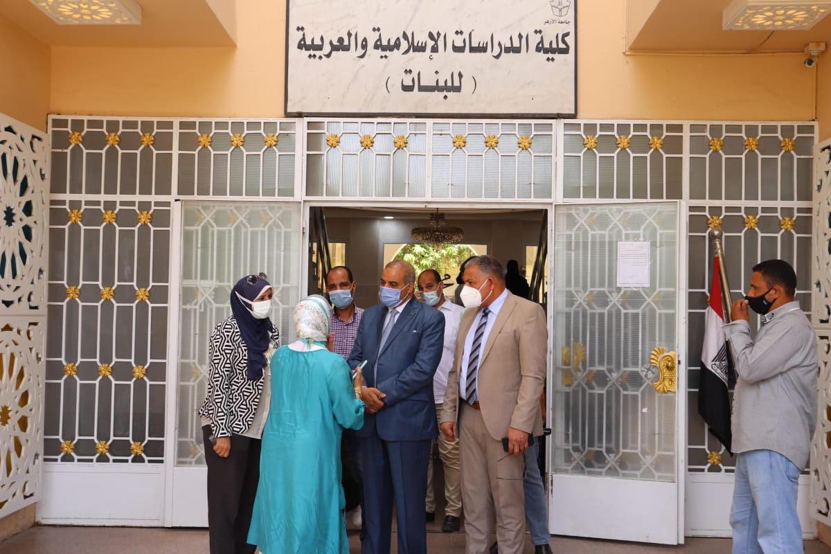 قيادات جامعة الأزهر يتابعون حملات تطعيم لقاح كورونا بفرع البنات