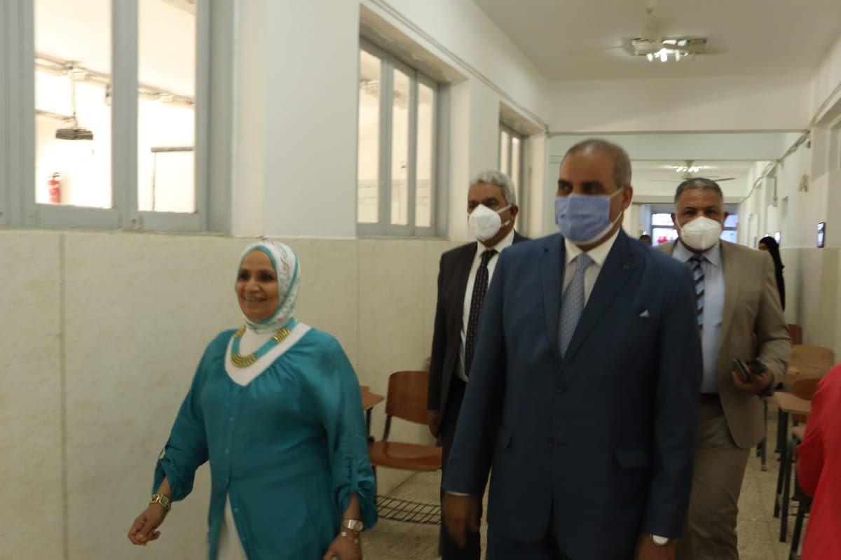 قيادات جامعة الأزهر يتابعون حملات تطعيم لقاح كورونا بفرع البنات