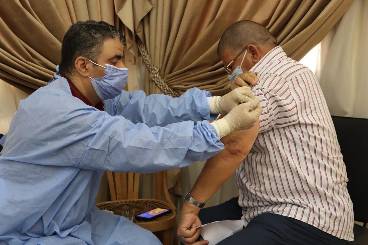 قيادات جامعة الأزهر يتابعون حملات تطعيم لقاح كورونا بفرع البنات