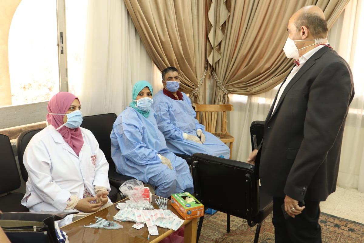 قيادات جامعة الأزهر يتابعون حملات تطعيم لقاح كورونا بفرع البنات