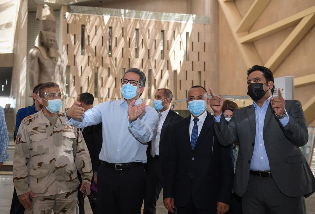 وضع اللمسات النهائية للعرض المتحفي بالمتحف المصري الكبير 