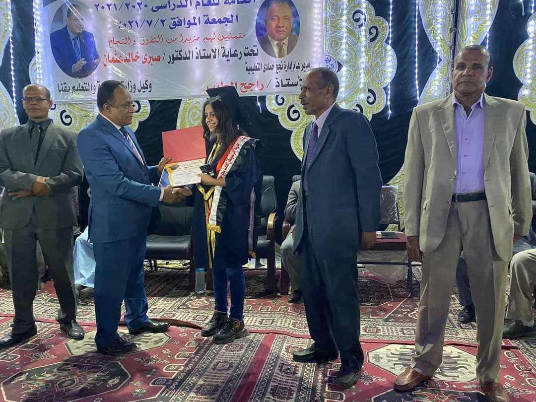 تكريم 192 طالب وطالبة حصلوا على الدرجة النهائية في الشهادة الإعدادية بنجع حمادى