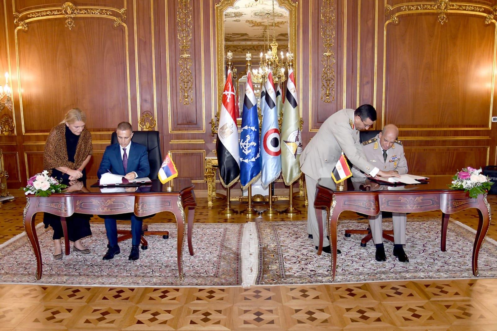 لقاء وزير الدفاع مع نظيره الصربي