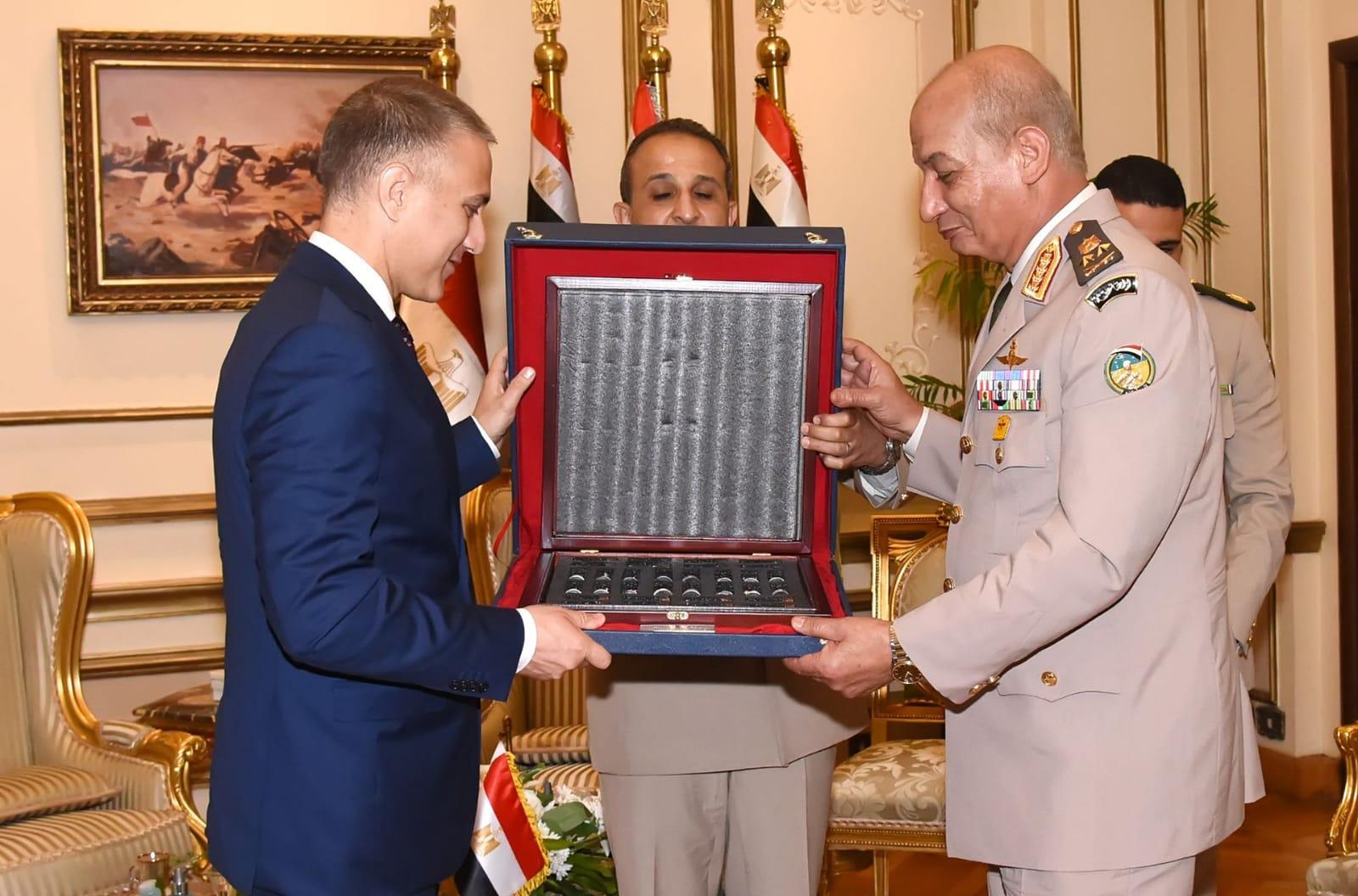 لقاء وزير الدفاع مع نظيره الصربي