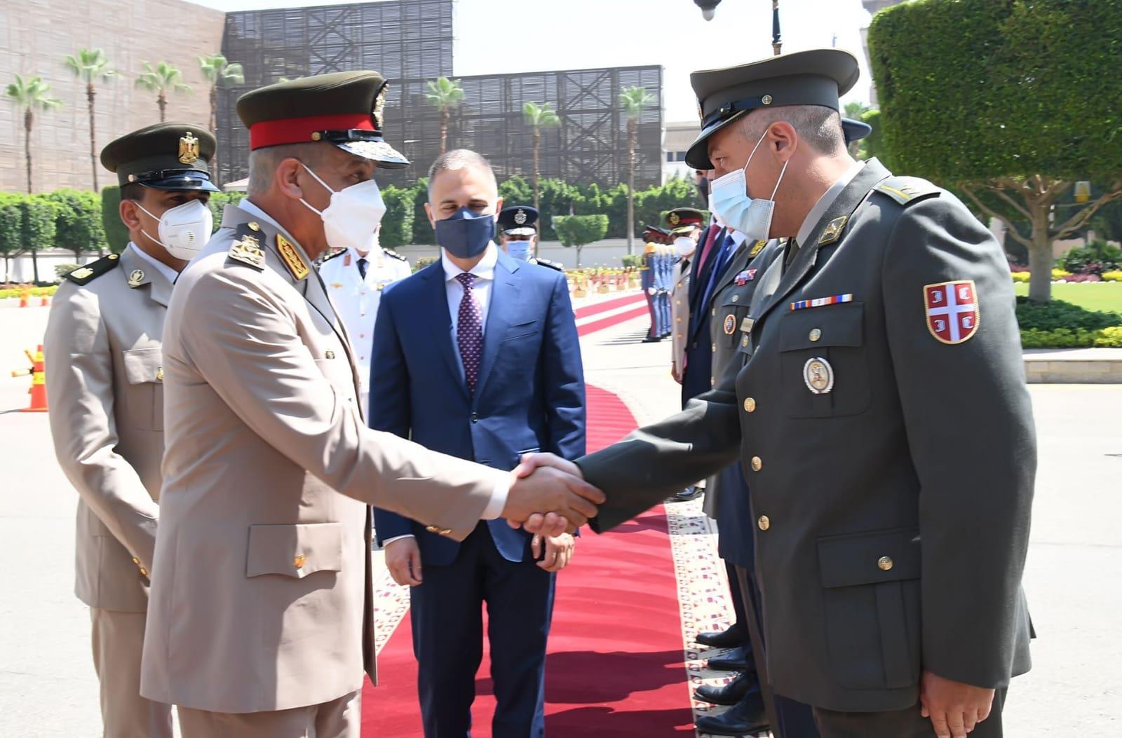 لقاء وزير الدفاع مع نظيره الصربي