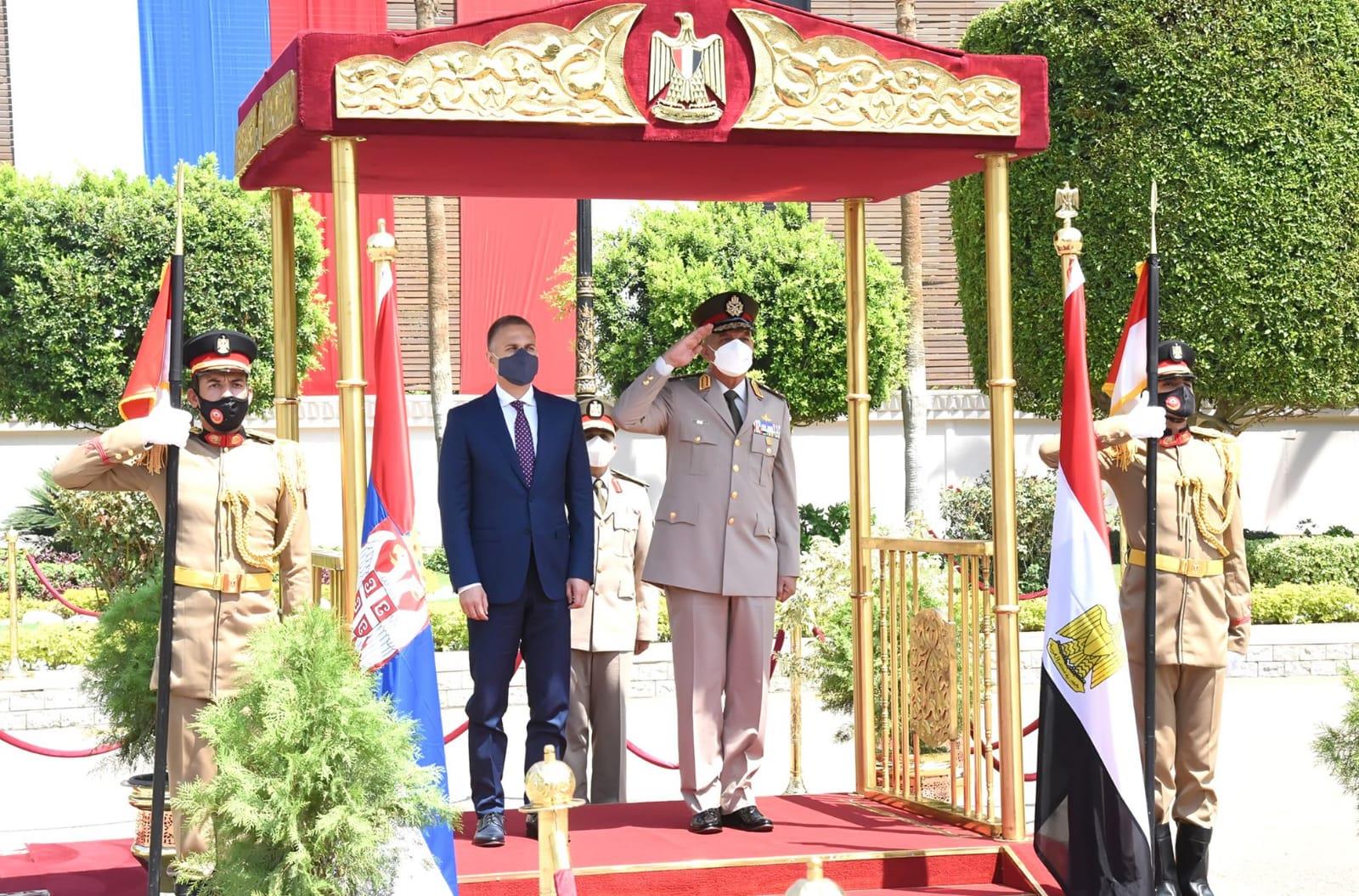 لقاء وزير الدفاع مع نظيره الصربي