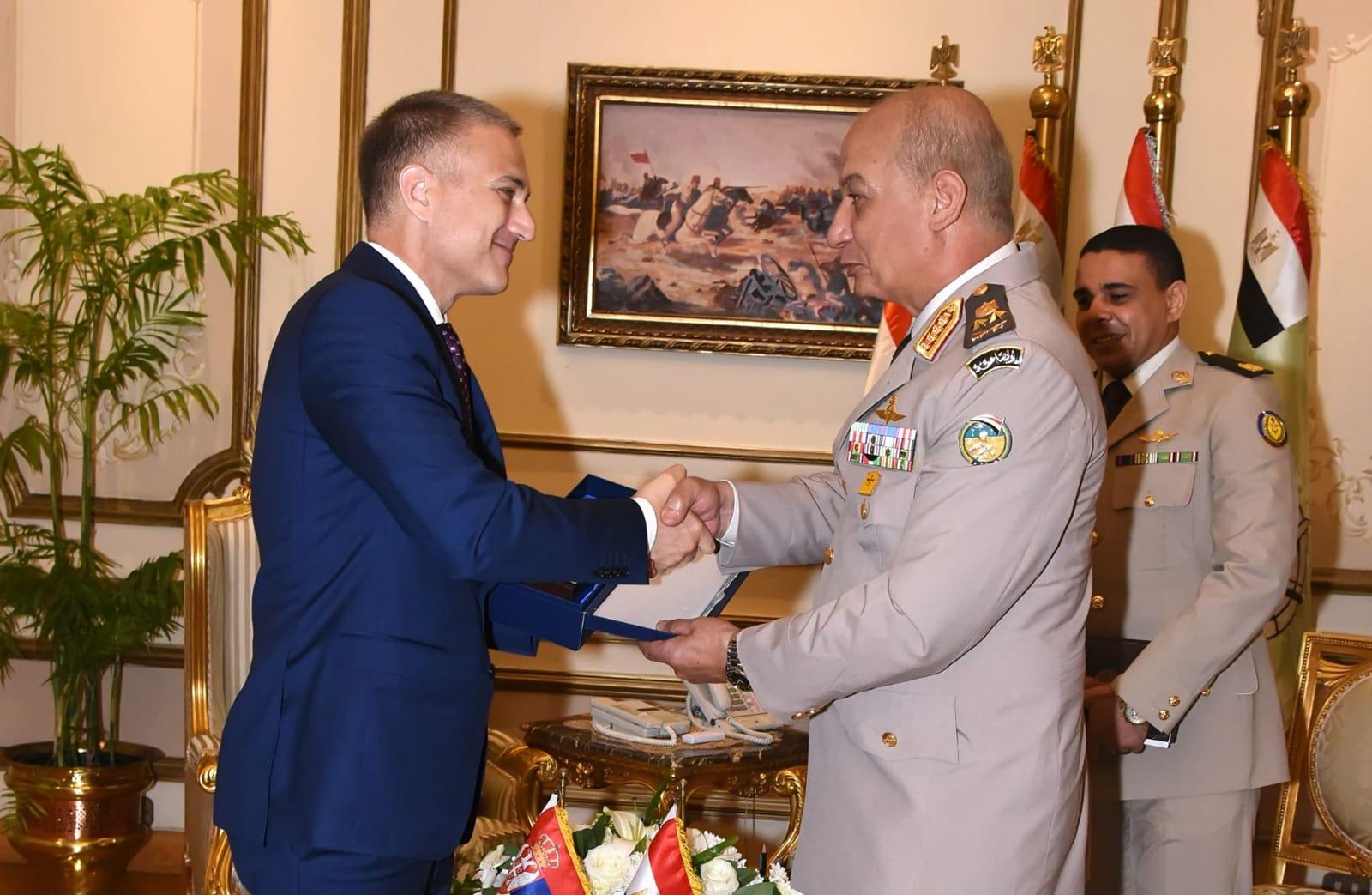 لقاء وزير الدفاع مع نظيره الصربي