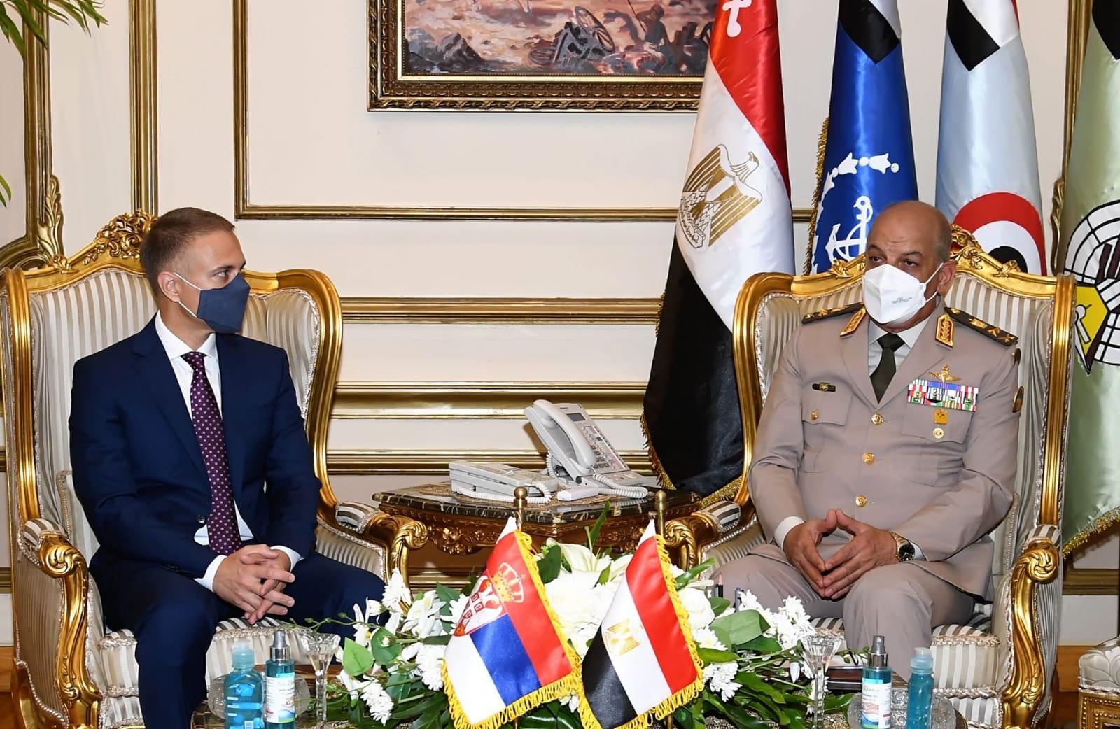 لقاء وزير الدفاع مع نظيره الصربي