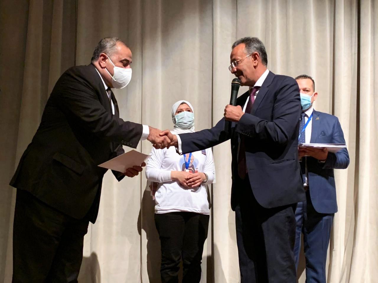 تكريم طلاب كليات الفنون الجميلة والفنون التطبيقية والتربية الفنية بجامعة حلوان.