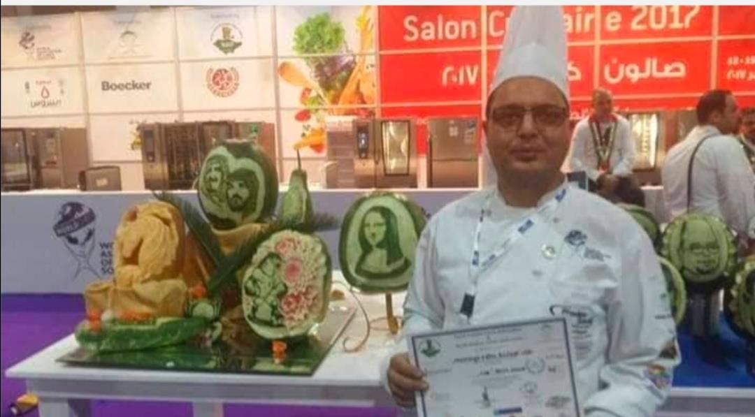 نحات وجوه المشاهير على الخضروات والفاكهة  
