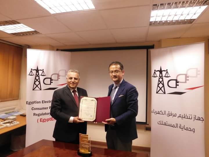 بالصور ...الجايكا تهدى  جائزة الممثل الرئيسي 