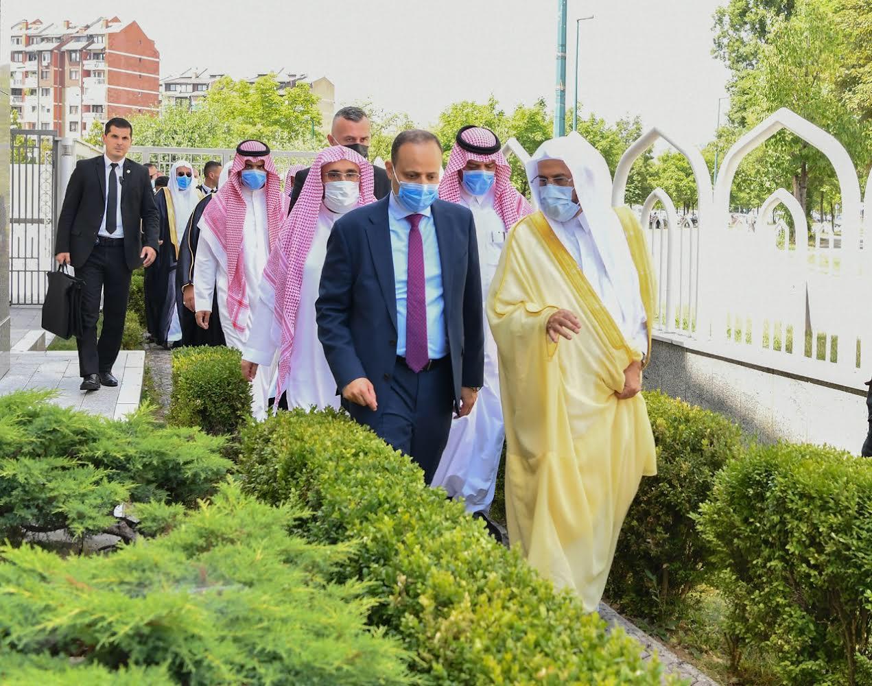 وزير الشؤون الإسلامية يزور جامع الملك فهد بسراييفو