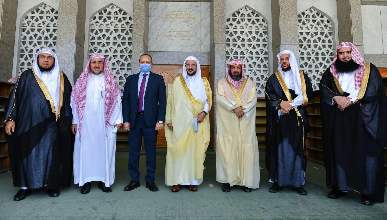 وزير الشؤون الإسلامية يزور جامع الملك فهد بسراييفو