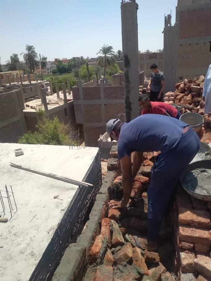 ضبط مخالفة تعدي بالبناء بدون ترخيص بالأقصر