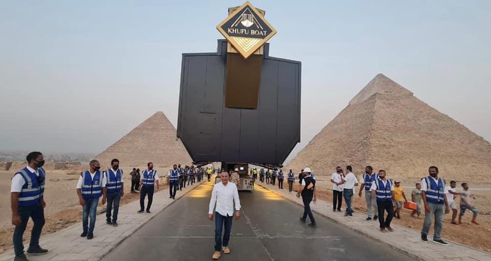 مركب الملك خوفو تصل الى المتحف المصرى الكبير بسلام 