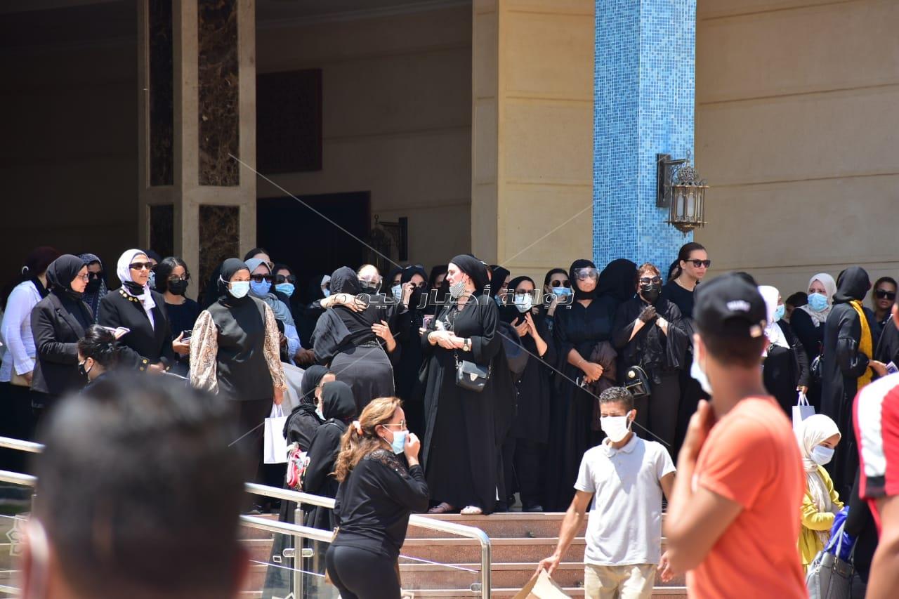66 صورة من جنازة دلال عبد العزيز 