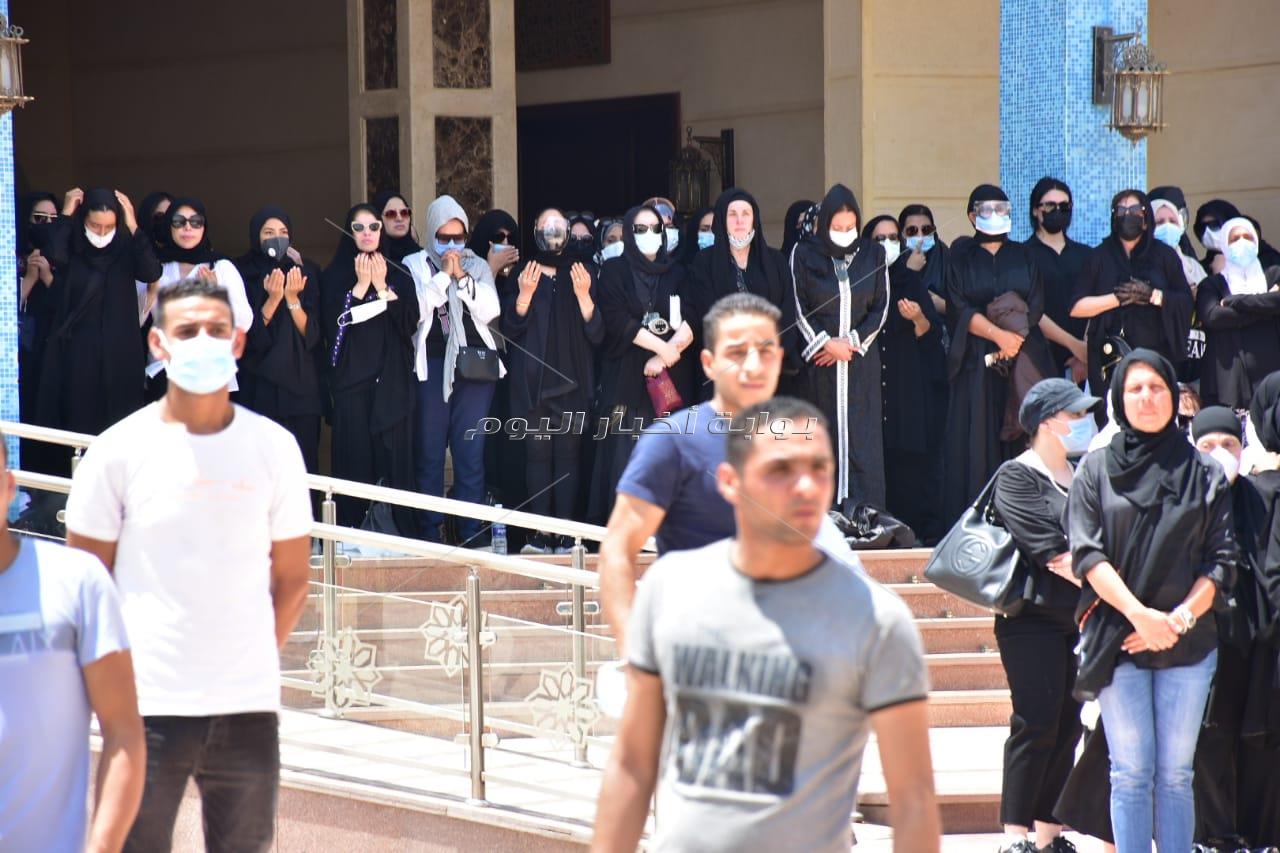 66 صورة من جنازة دلال عبد العزيز 
