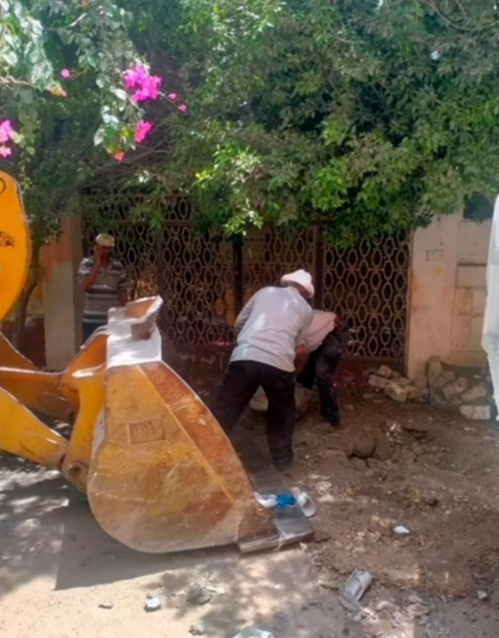 بالصور- حي العجمي يزيل تعديات لـ"حمو بيكا" أمام منزله..