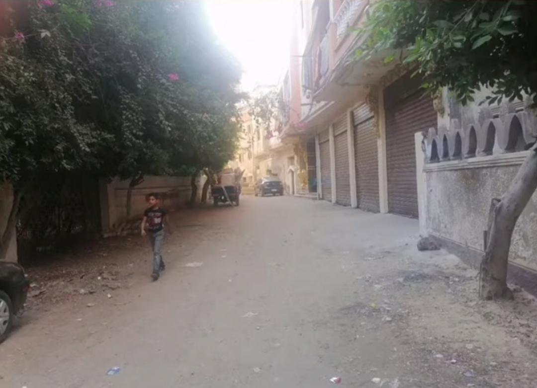 بالصور- حي العجمي يزيل تعديات لـ"حمو بيكا" أمام منزله..