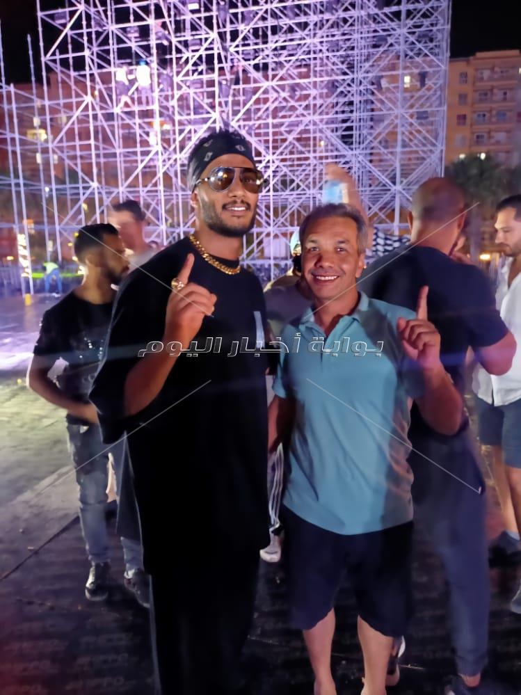 الجمهور يحاصر محمد رمضان بمارينا خلال تفقده تجهيزات حفله